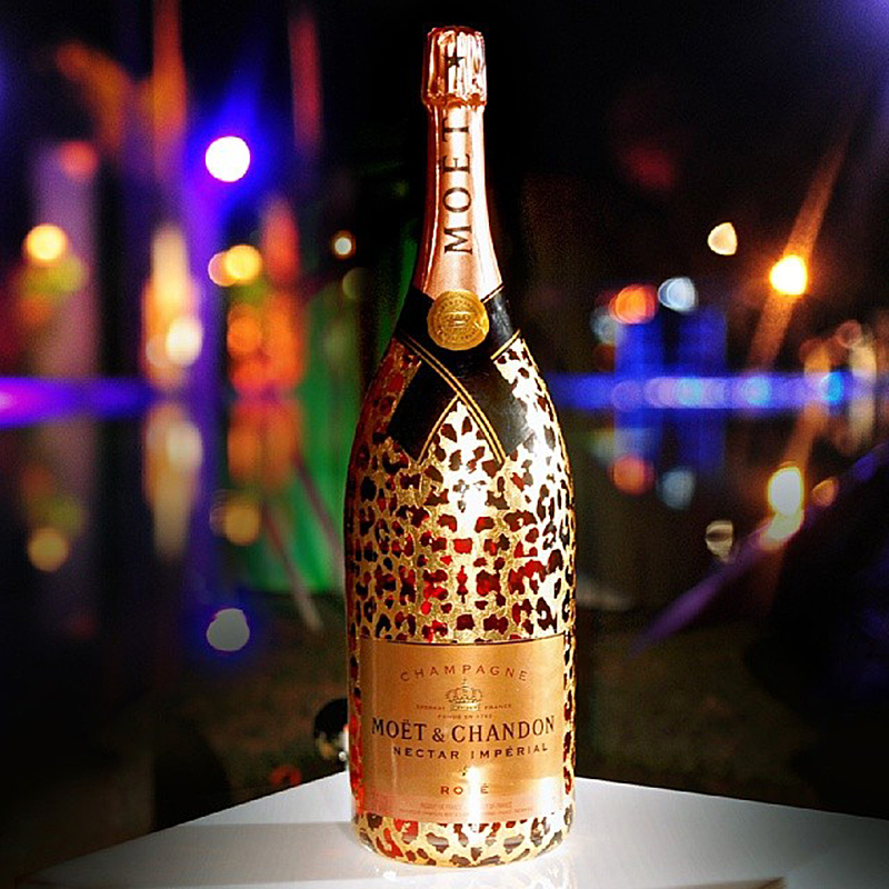 Шампанское автомат. Moët Chandon Rose 3. Moët Chandon Luxury. Элитное шампанское. Бутылка шампанского.